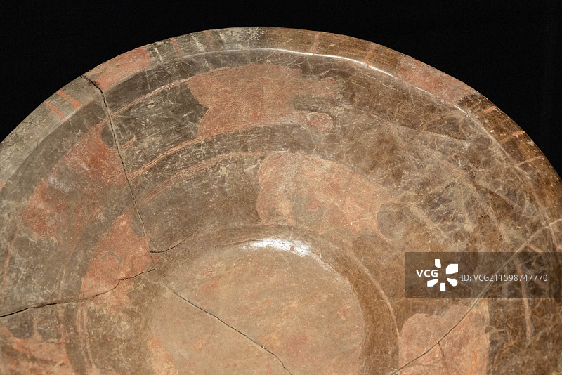 山西太原山西博物院文明摇篮展厅彩绘蟠龙盘 龙山文化时期 山西省襄汾县陶寺村出土图片素材