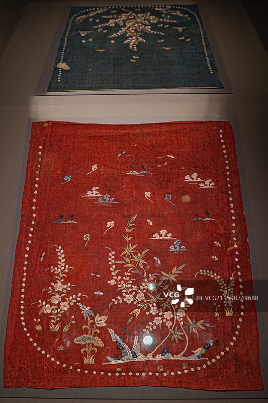 辽代 红罗绣竹梅莲石蜂蝶联珠纹巾 内蒙古巴林右旗辽庆州释迦佛舍利塔出土 巴林右旗博物馆图片素材
