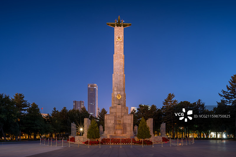 亚洲中国吉林省长春市人民广场苏联红军烈士纪念碑移轴夜景图片素材