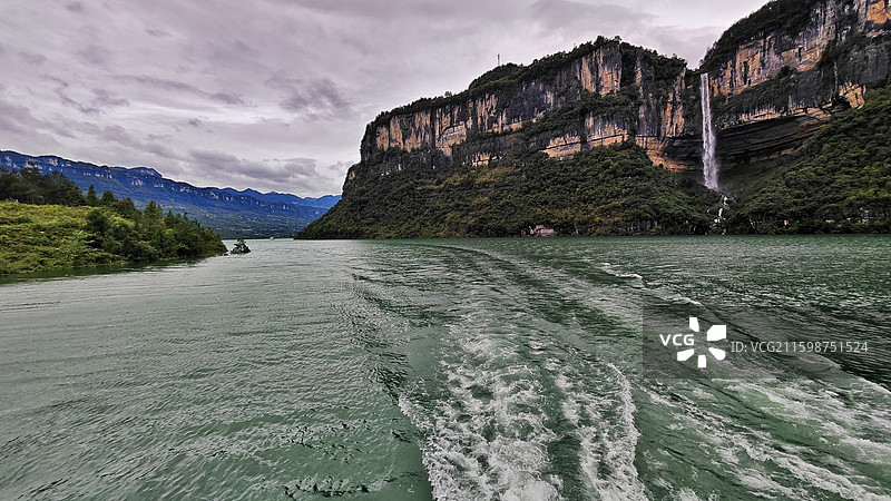 崖壁瀑与绿绸水·恩施大清江图片素材