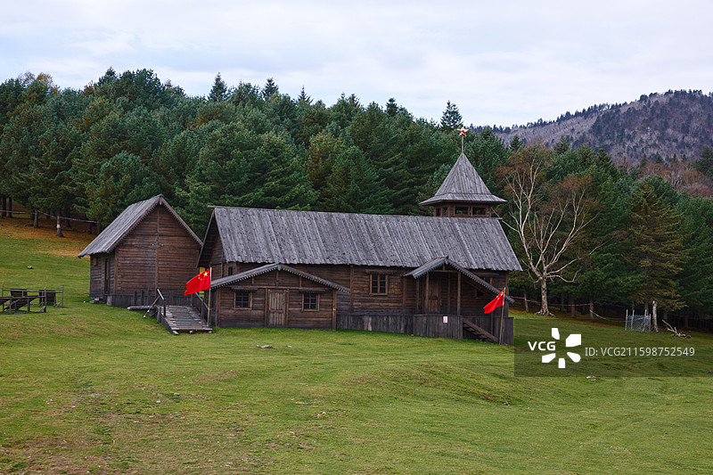 吉林江源仙人谷高山草原上的木屋图片素材