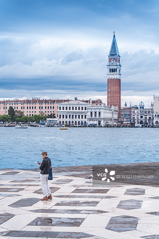意大利威尼斯圣马可广场城市天际线总督府圣马可教堂钟楼图片素材