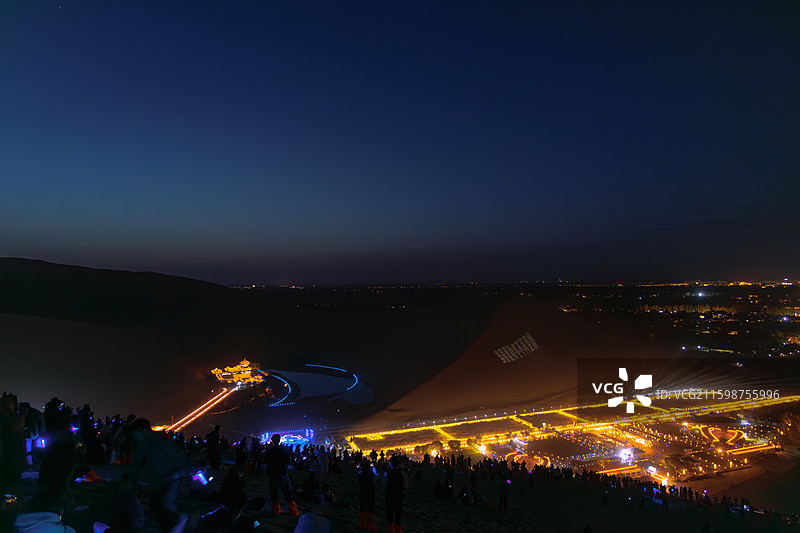 鸣沙山月牙泉万人落日演唱会图片素材