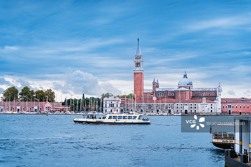 意大利威尼斯圣马可广场城市天际线总督府圣马可教堂钟楼图片素材