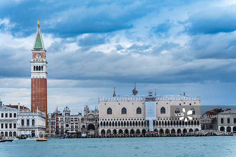 意大利威尼斯圣马可广场城市天际线总督府圣马可教堂钟楼图片素材