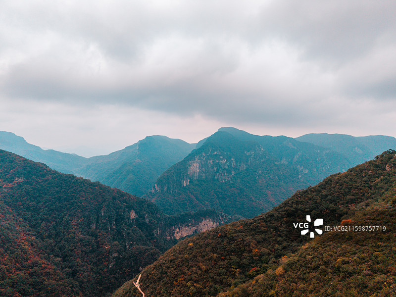 郑州巩义达西沟长寿山秋天的红叶风光图片素材