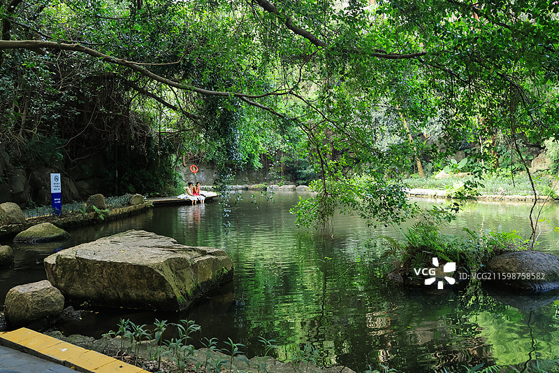 深圳燕晗山公园湖泊，溪流，小桥流水，宁静，自然，绿植图片素材