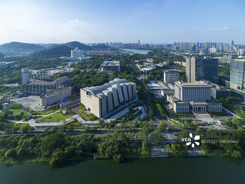 广东省佛山市顺德高新区城区图，展现了水畔、高楼、绿树与远山相映的城市风光，尽显活力与生态之美。图片素材