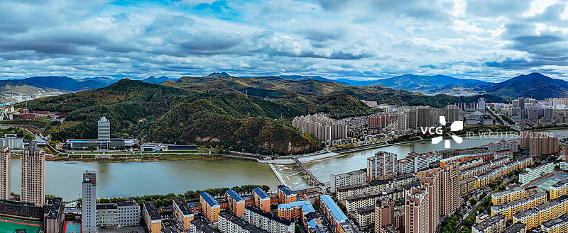 通化市 东昌区 浑江 南山 滨江公园 江沿路图片素材