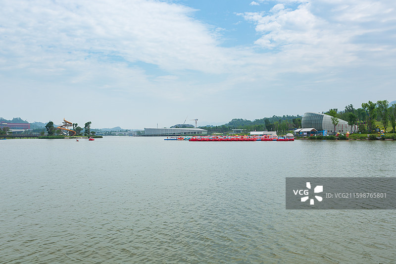 重庆玉泉湖公园湖面上的游船图片素材