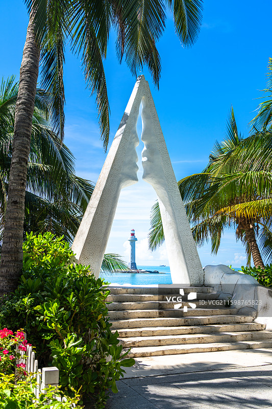 中国海南三亚大小洞天景区海上的灯塔图片素材