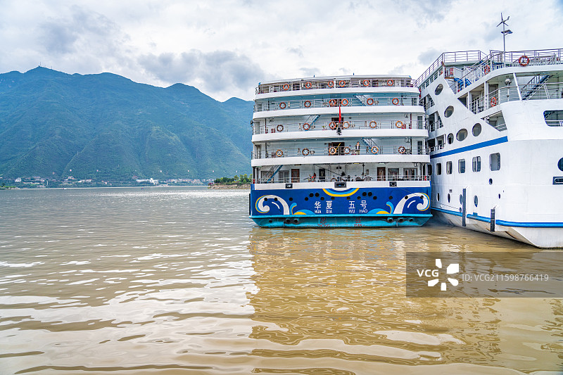 江面峡谷风景  长江三峡图片素材