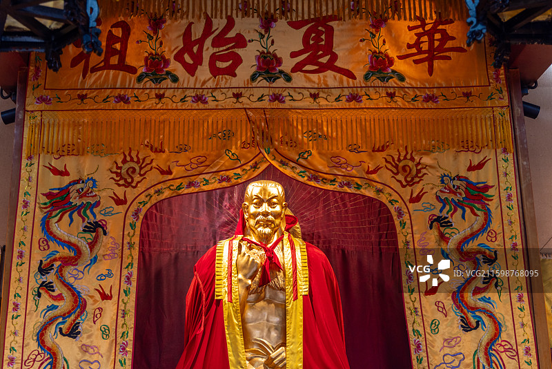 随州随县炎帝故里文化旅游区神农庙立供奉的神农塑像图片素材