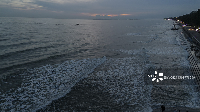 广西·防城港｜万尾金滩落日余晖的晚霞图片素材