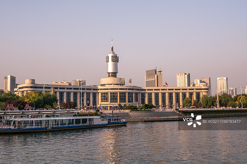 天津海河沿岸城市风光，世纪钟，天津站，解放桥图片素材