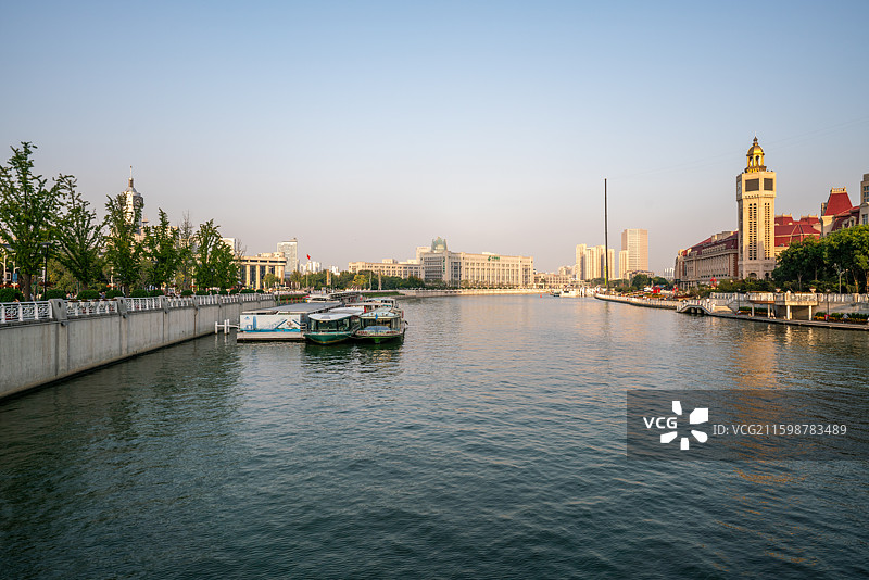 天津海河沿岸城市风光，世纪钟，天津站，解放桥图片素材