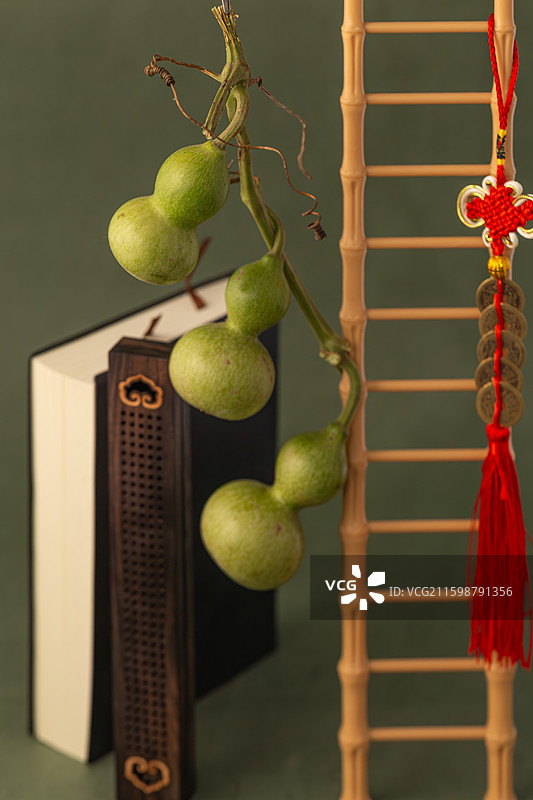 葫芦、梯子、财、书、、铜钱和檀香组成的美好寓意图片素材