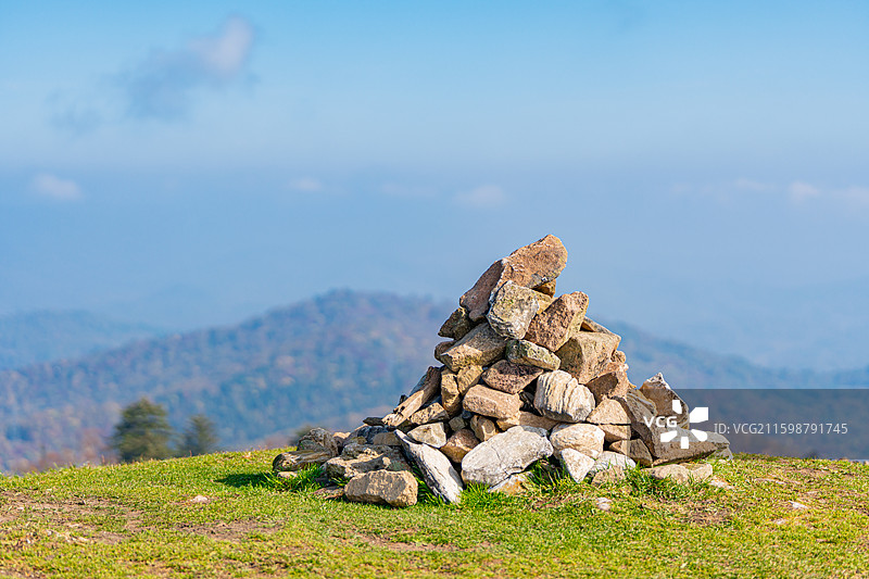 山顶玛尼堆图片素材