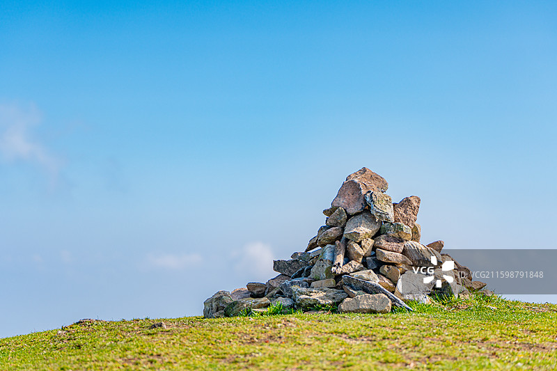 山顶玛尼堆图片素材