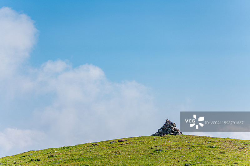 山顶玛尼堆图片素材