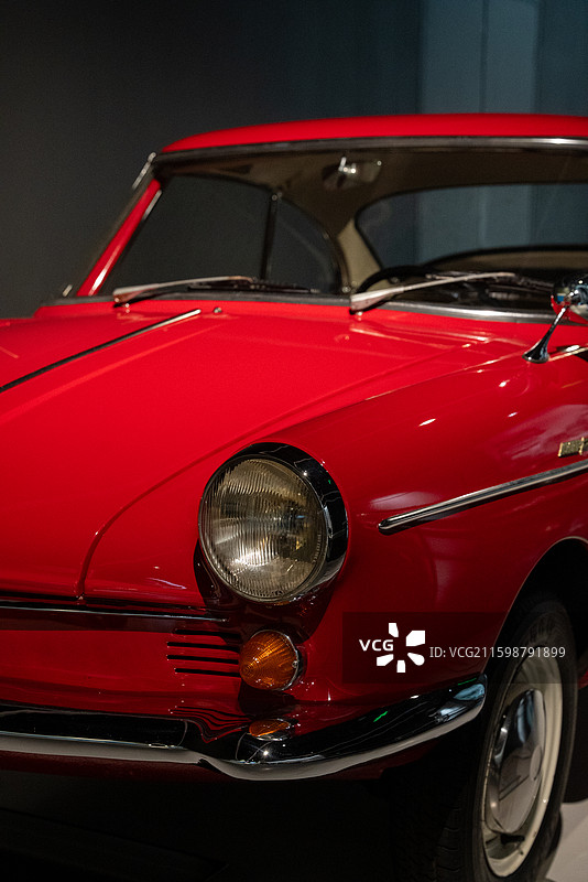 红色老爷车的特写镜头图片素材