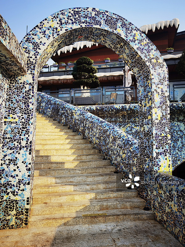 色彩与创意：东方韵景区的独特入口图片素材