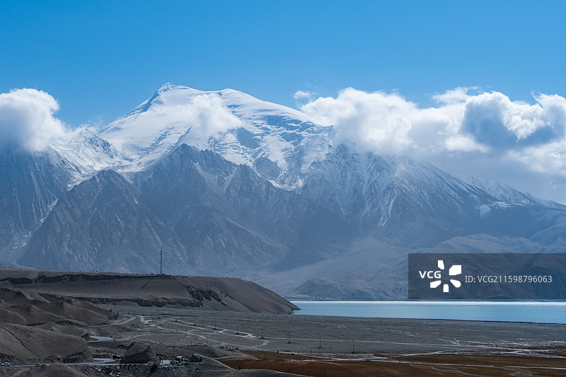 新疆克孜勒苏柯尔克孜白沙湖风光，蓝天白云下的碧绿湖面与黑白沙山图片素材