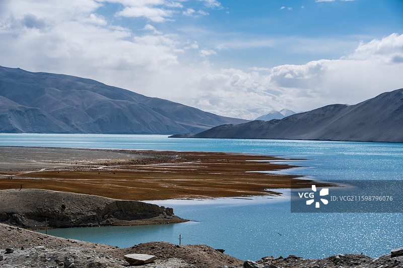 新疆克孜勒苏柯尔克孜白沙湖风光，蓝天白云下的碧绿湖面与黑白沙山图片素材