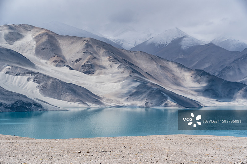 新疆克孜勒苏柯尔克孜白沙湖风光，蓝天白云下的碧绿湖面与黑白沙山图片素材