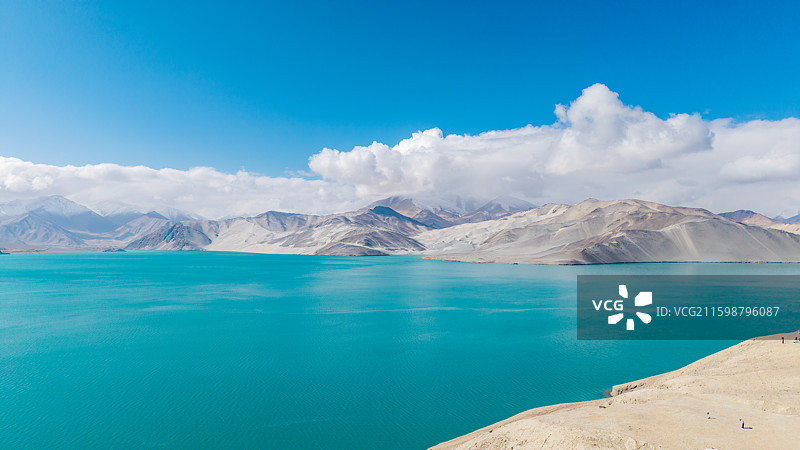 新疆克孜勒苏柯尔克孜白沙湖风光，蓝天白云下的碧绿湖面与黑白沙山图片素材