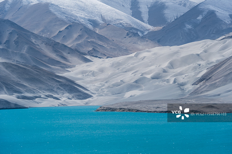 新疆克孜勒苏柯尔克孜白沙湖风光，蓝天白云下的碧绿湖面与黑白沙山图片素材