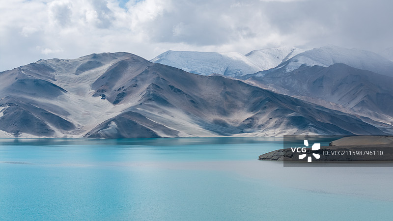 新疆克孜勒苏柯尔克孜白沙湖风光，蓝天白云下的碧绿湖面与黑白沙山图片素材