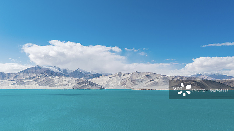 新疆克孜勒苏柯尔克孜白沙湖风光，蓝天白云下的碧绿湖面与黑白沙山图片素材