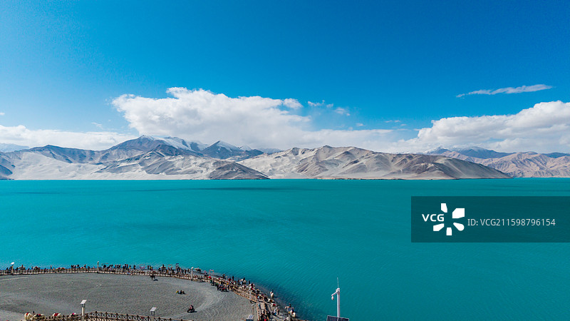 新疆克孜勒苏柯尔克孜白沙湖风光，蓝天白云下的碧绿湖面与黑白沙山图片素材