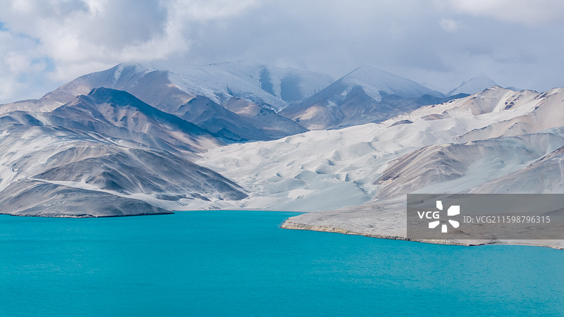 新疆克孜勒苏柯尔克孜白沙湖风光，蓝天白云下的碧绿湖面与黑白沙山图片素材