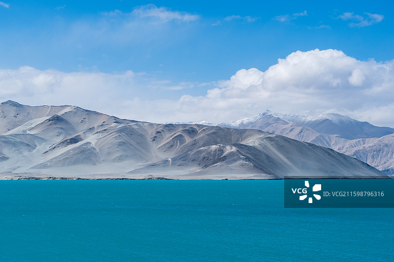 新疆克孜勒苏柯尔克孜白沙湖风光，蓝天白云下的碧绿湖面与黑白沙山图片素材
