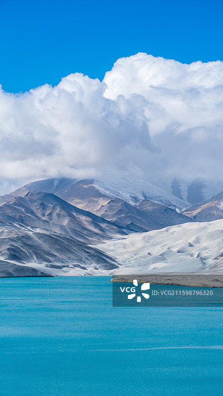 新疆克孜勒苏柯尔克孜白沙湖风光，蓝天白云下的碧绿湖面与黑白沙山图片素材