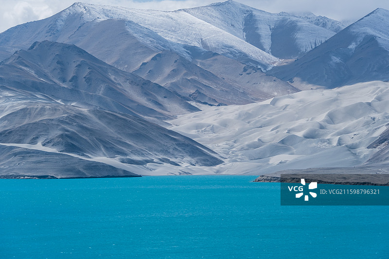 新疆克孜勒苏柯尔克孜白沙湖风光，蓝天白云下的碧绿湖面与黑白沙山图片素材