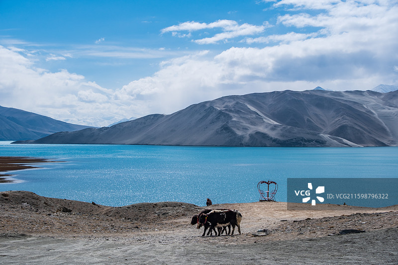 新疆克孜勒苏柯尔克孜白沙湖风光，蓝天白云下的碧绿湖面与黑白沙山图片素材