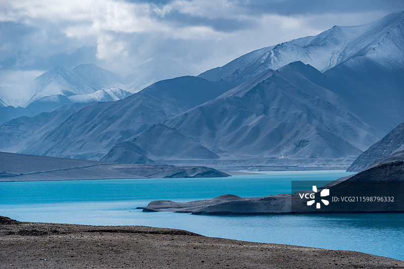 新疆克孜勒苏柯尔克孜白沙湖风光，蓝天白云下的碧绿湖面与黑白沙山图片素材