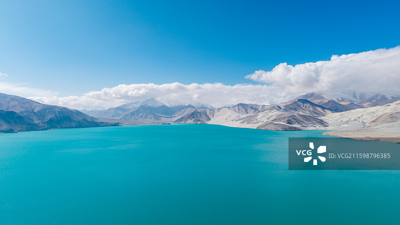 新疆克孜勒苏柯尔克孜白沙湖风光，蓝天白云下的碧绿湖面与黑白沙山图片素材