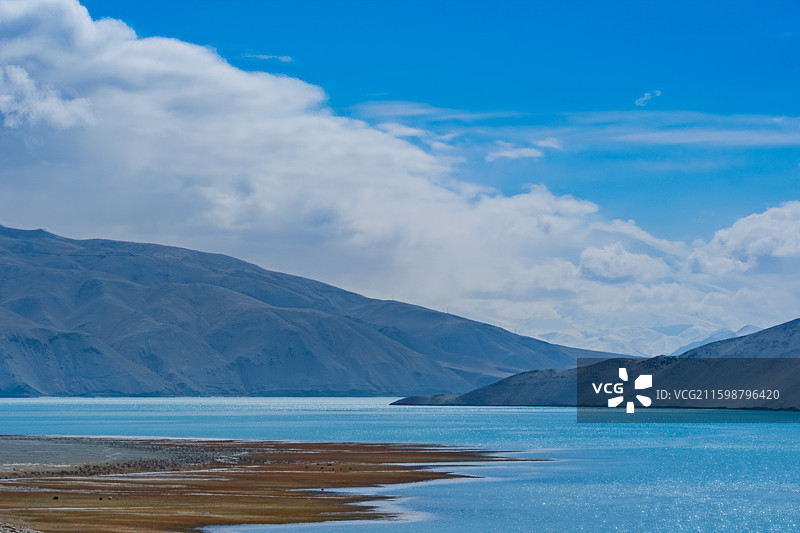 新疆克孜勒苏柯尔克孜白沙湖风光，蓝天白云下的碧绿湖面与黑白沙山图片素材