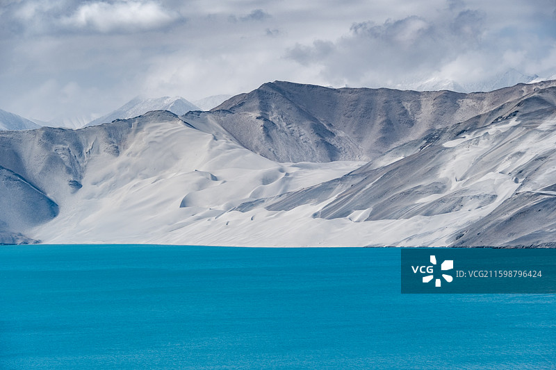 新疆克孜勒苏柯尔克孜白沙湖风光，蓝天白云下的碧绿湖面与黑白沙山图片素材