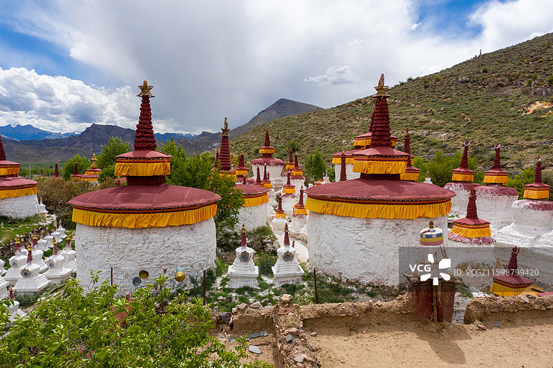 夏寺，在西藏拉萨林周县，三面环山，前院现存108座红白相间佛塔，塔高1.5-5米不等图片素材