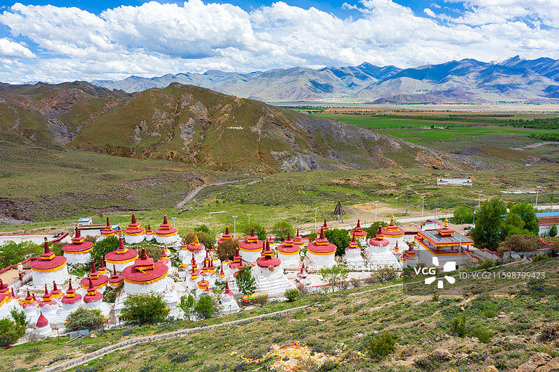 夏寺，在西藏拉萨林周县，三面环山，前院现存108座红白相间佛塔，塔高1.5-5米不等图片素材