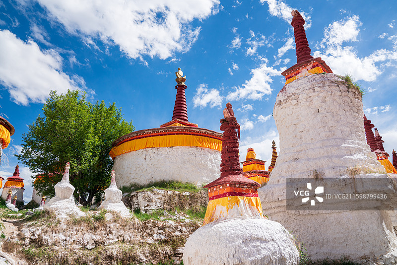 夏寺，在西藏拉萨林周县，三面环山，前院现存108座红白相间佛塔，塔高1.5-5米不等图片素材