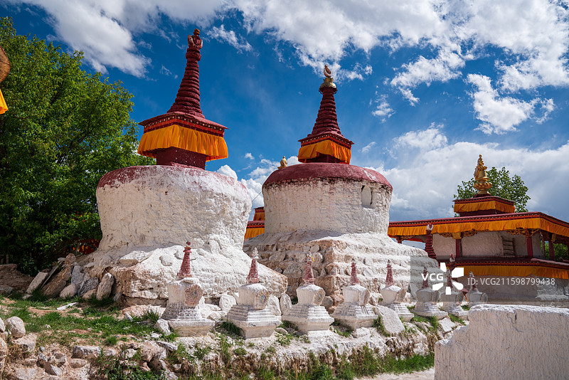 夏寺，在西藏拉萨林周县，三面环山，前院现存108座红白相间佛塔，塔高1.5-5米不等图片素材