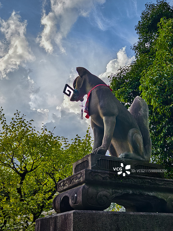 日本稻禾神使者:狐狸石像图片素材