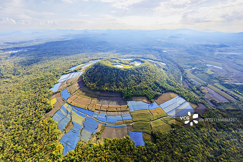 秋季，层林尽染，无人机航拍吉林省白山市靖宇县四方顶子山火山口东北人参种植基地全景。图片素材