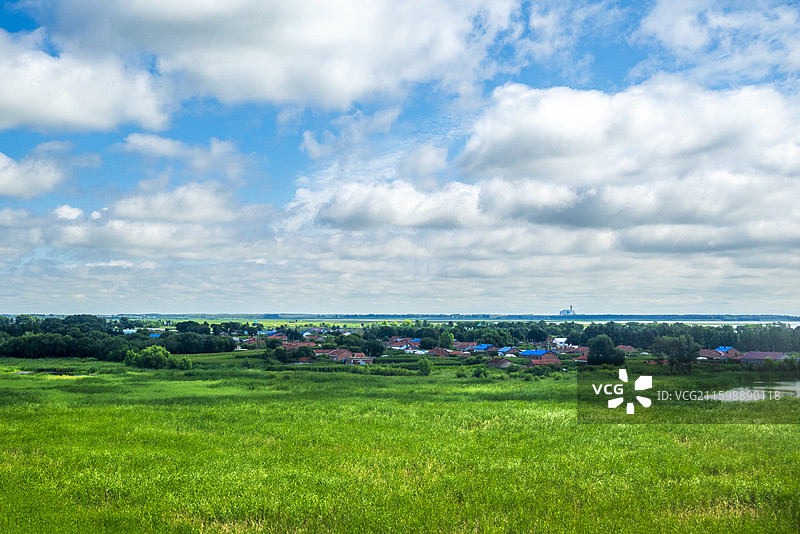 黑龙江杜尔伯特夏季大草原与蓝天白云图片素材